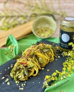 Scopri di più sull'articolo Spaghetti con pesto di pistacchi, zafferano e asparagi – [RICETTA] [VIDEO]